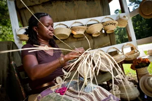 Gullah: traditional basket weaving -Richard Ellis/Alamy